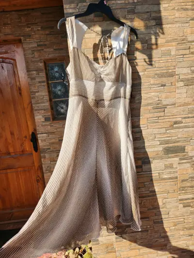 Vestido de verano a rayas beige y blanco - miniatura 2