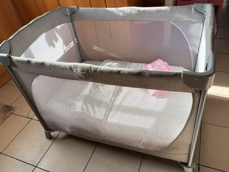 Cuna corral portátil gris para bebé con colchón - 1