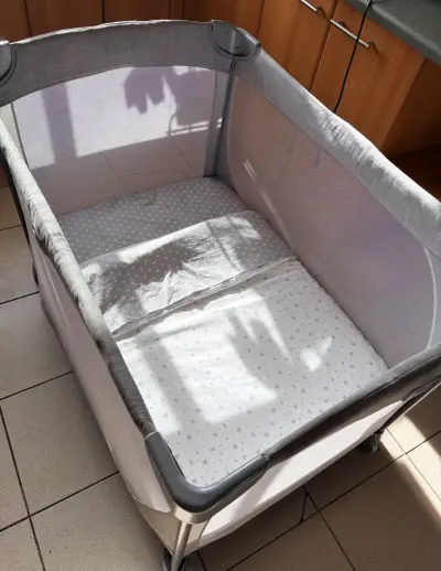 Cuna corral portátil gris para bebé con colchón - miniatura 5