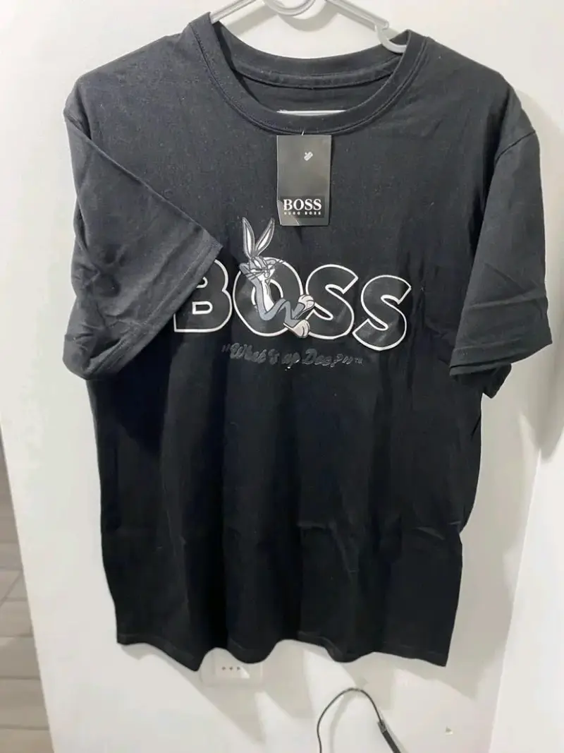 Polera negra Boss con Bugs Bunny