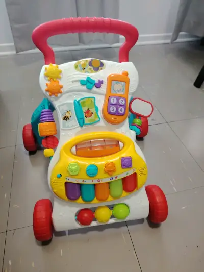 Andador infantil con actividades musicales - miniatura 1
