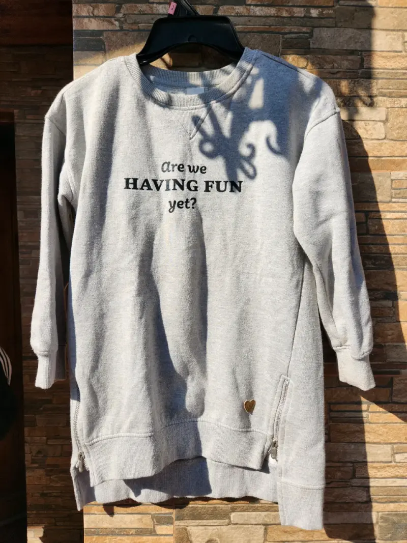 Polerón gris con estampado divertido niña