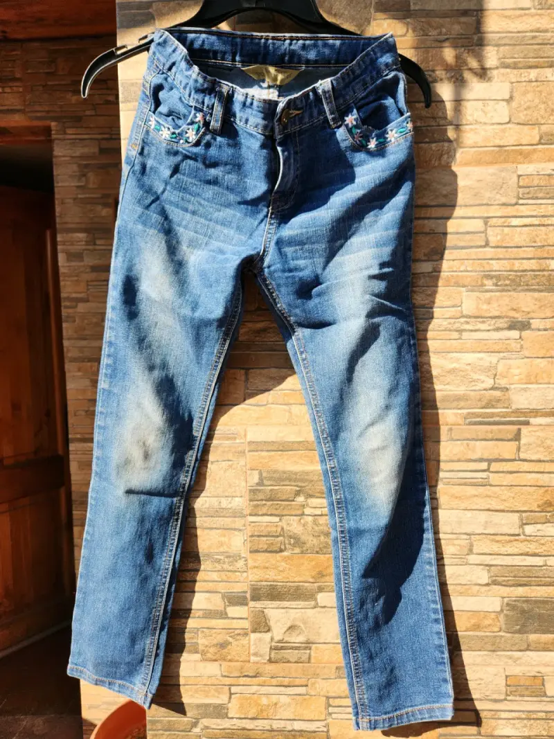 Jeans azul con bordado floral para mujer