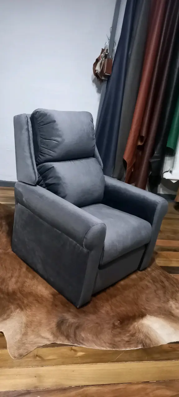Sillón reclinable gris moderno y cómodo - 1