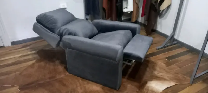 Sillón reclinable gris moderno y cómodo - 3