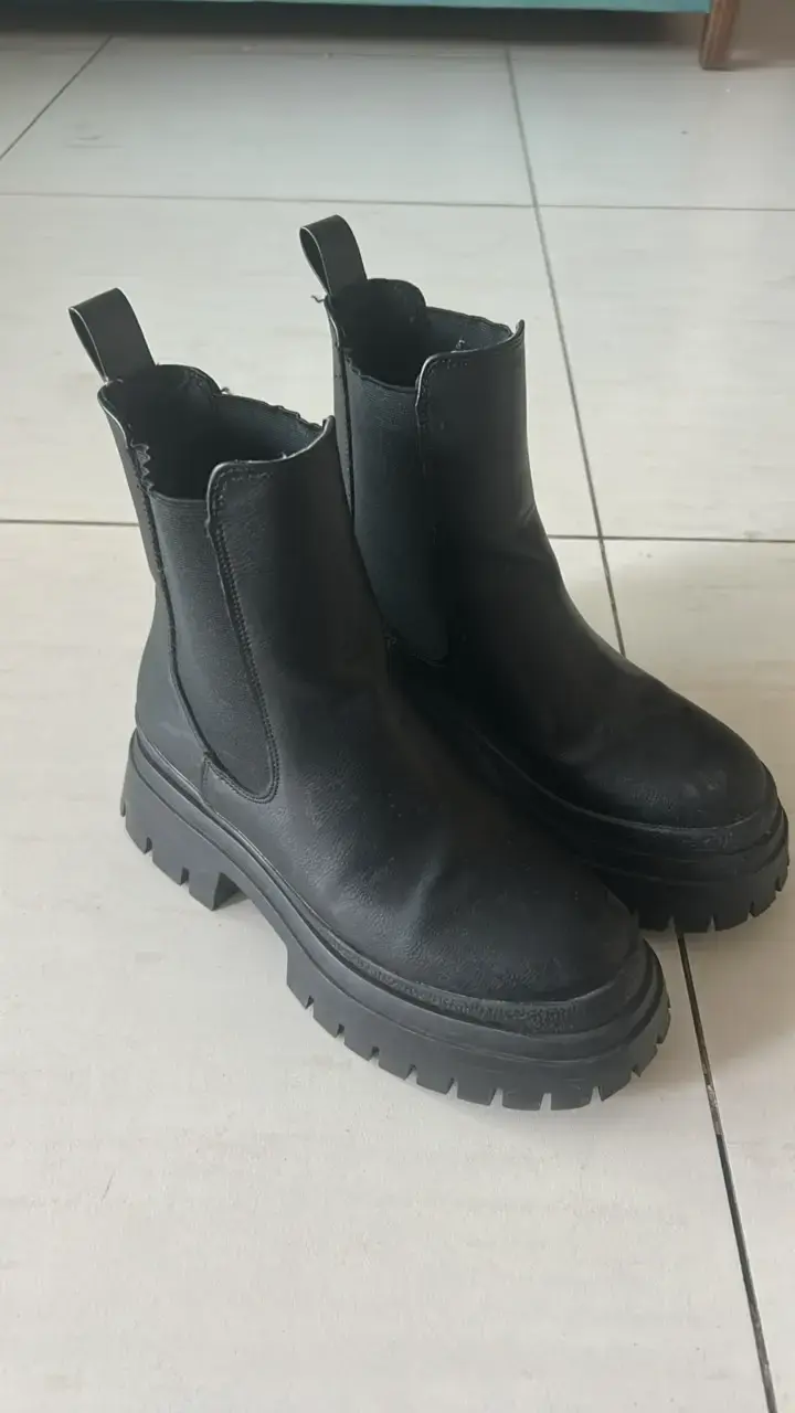 Botines negros con suela gruesa