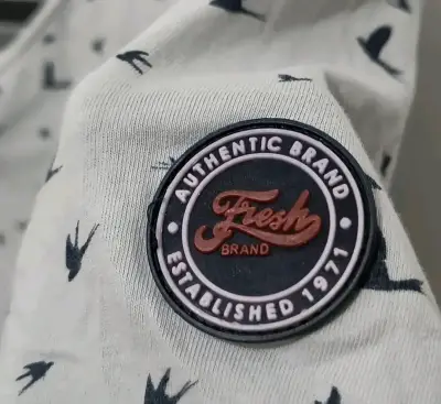 Polera gris con patrón de aves Fresh - miniatura 1