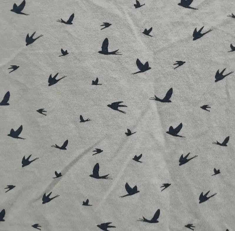 Polera gris con patrón de aves Fresh - 2