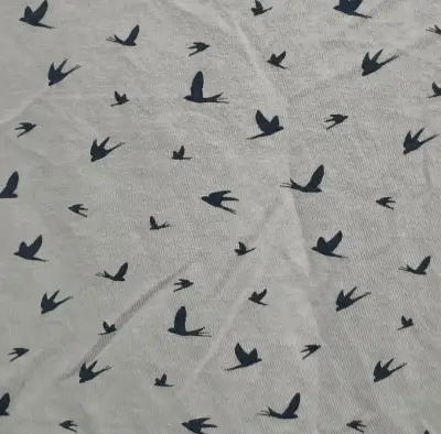 Polera gris con patrón de aves Fresh - miniatura 2