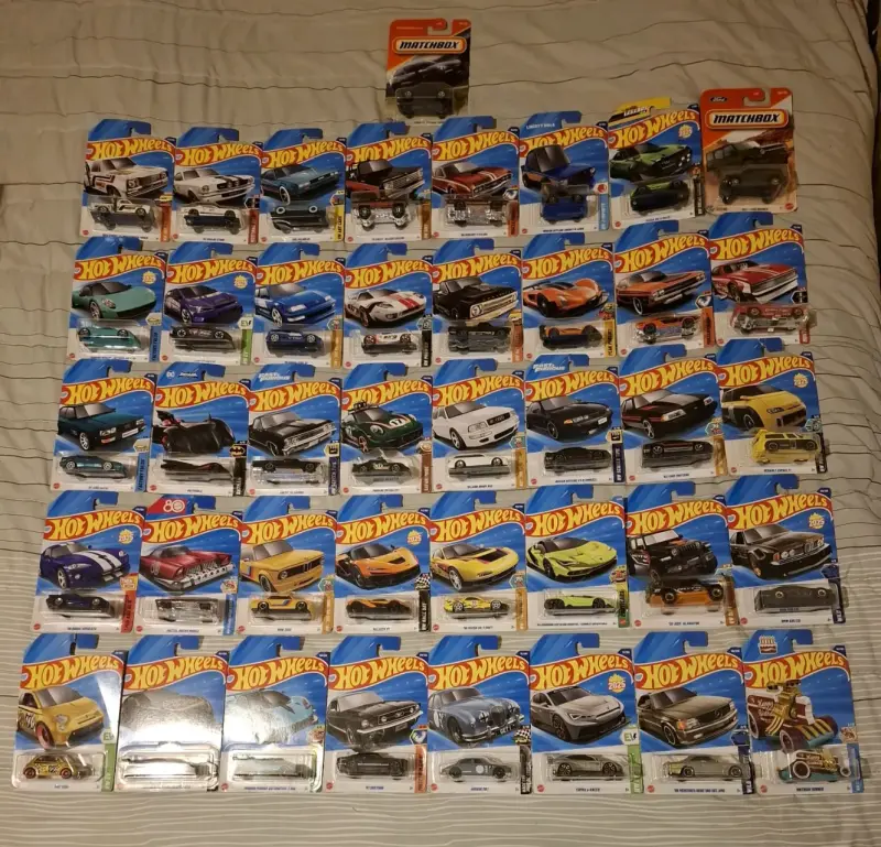 Colección de autos Hot Wheels y Matchbox