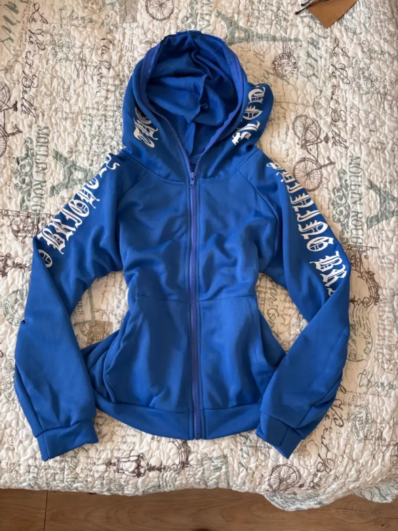 Polerón azul con capucha y estampado