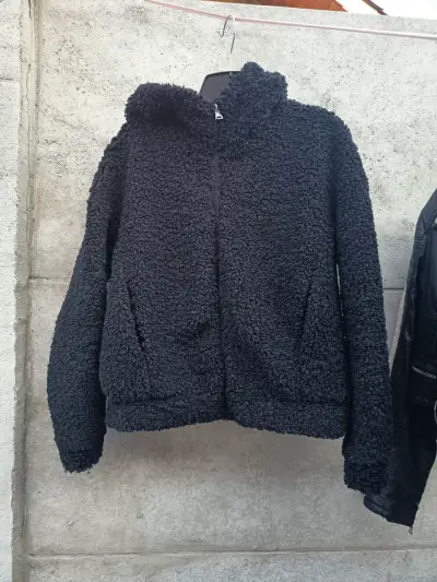 Chaqueta de lana negra con capucha - miniatura 1