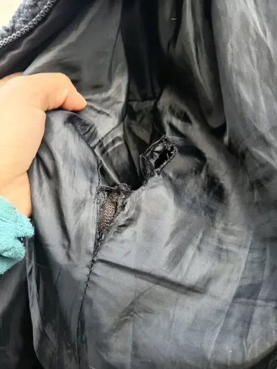 Chaqueta de lana negra con capucha - miniatura 4