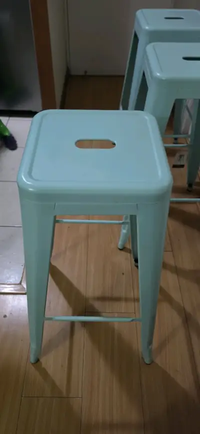 Taburete de metal color celeste - miniatura 1