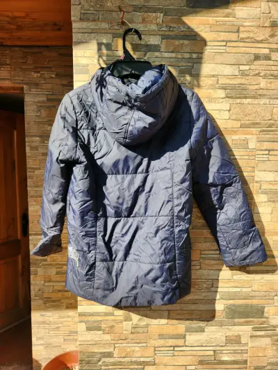 Chaqueta acolchada azul con capucha - miniatura 2