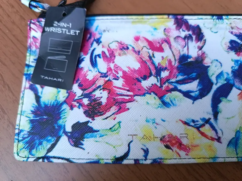 Estuche. Monedero Tahari con diseño floral - 1