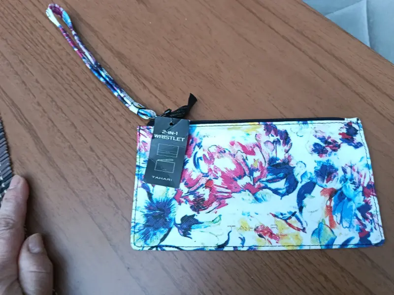 Estuche. Monedero Tahari con diseño floral - 2