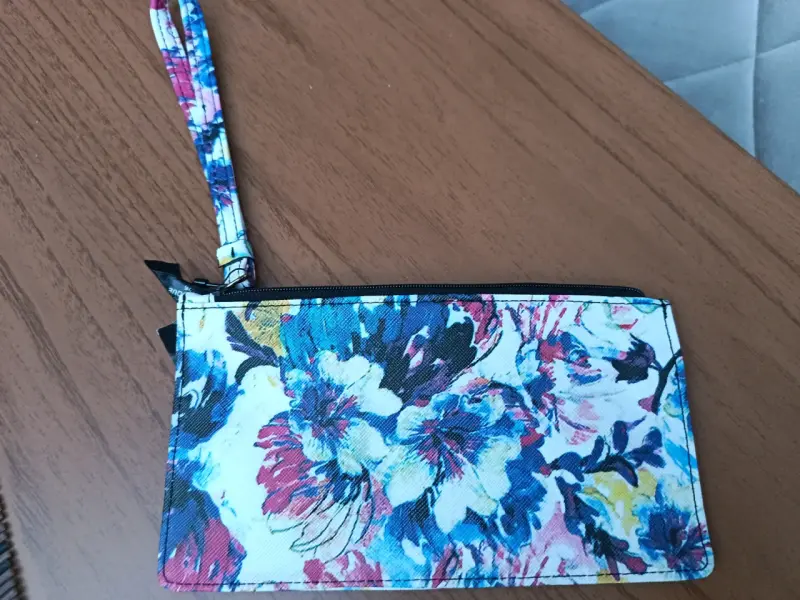 Estuche. Monedero Tahari con diseño floral - 3