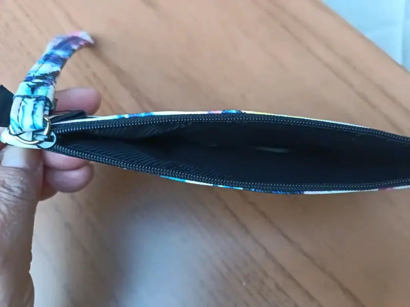 Estuche. Monedero Tahari con diseño floral - 4