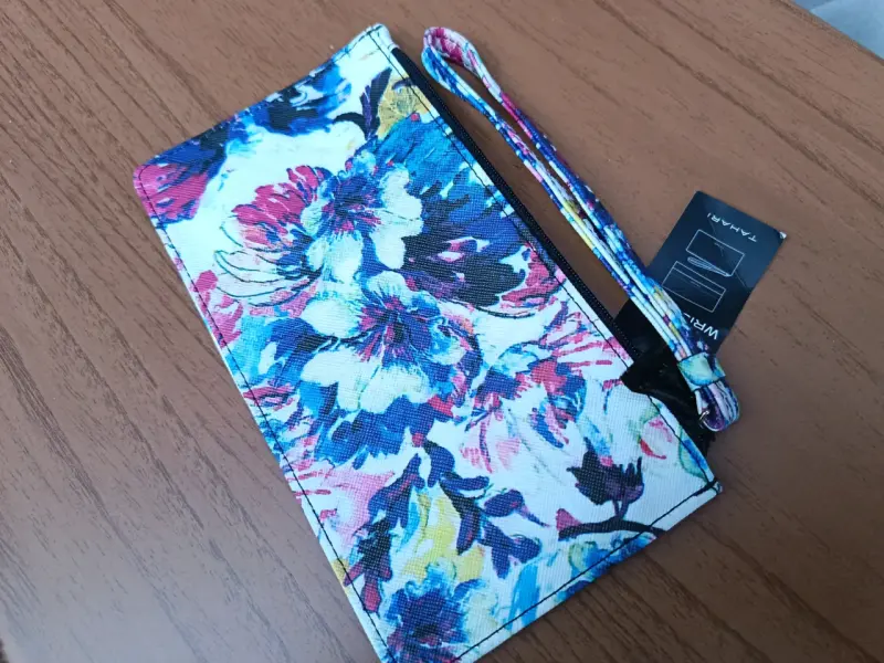 Estuche. Monedero Tahari con diseño floral - 5