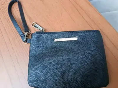 Cartera de mano negra con correa ajustable - miniatura 1