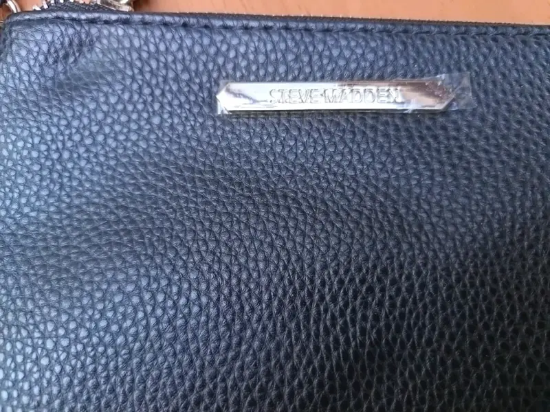 Cartera de mano negra con correa ajustable - 2