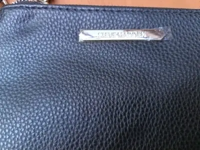 Cartera de mano negra con correa ajustable - miniatura 2