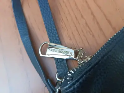 Cartera de mano negra con correa ajustable - miniatura 3