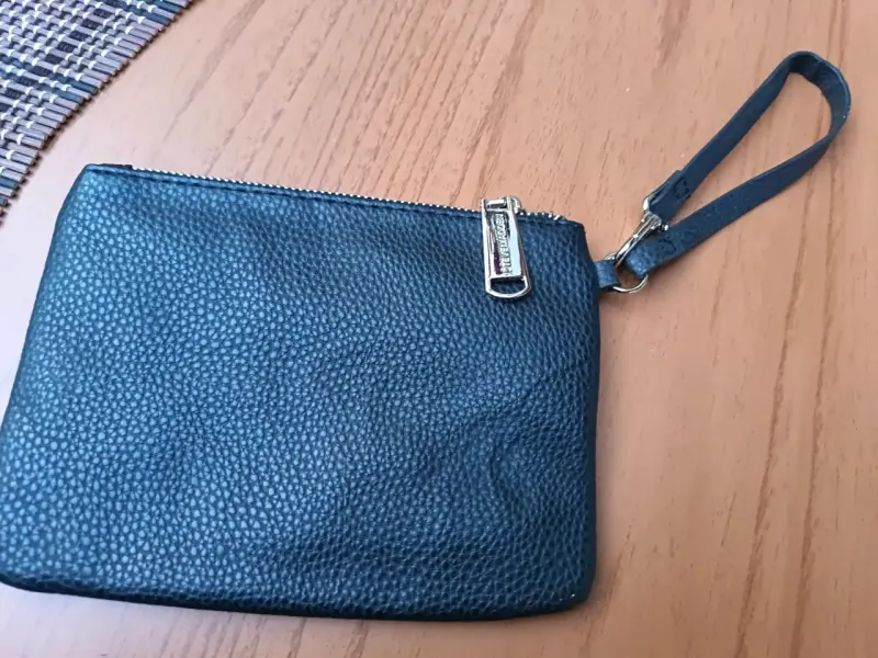 Cartera de mano negra con correa ajustable - 4