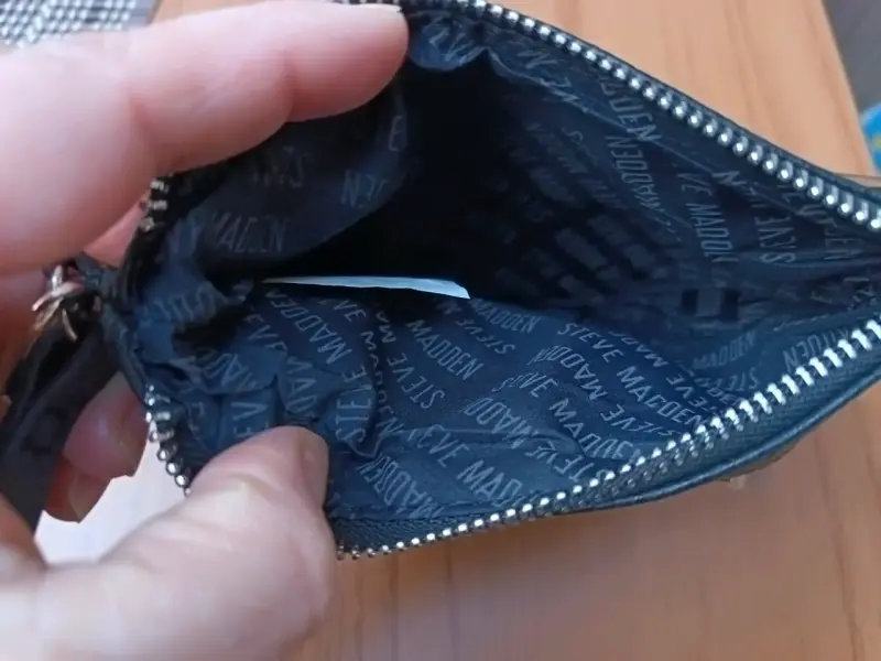 Cartera de mano negra con correa ajustable - 5