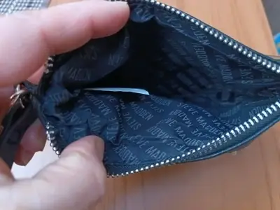 Cartera de mano negra con correa ajustable - miniatura 5