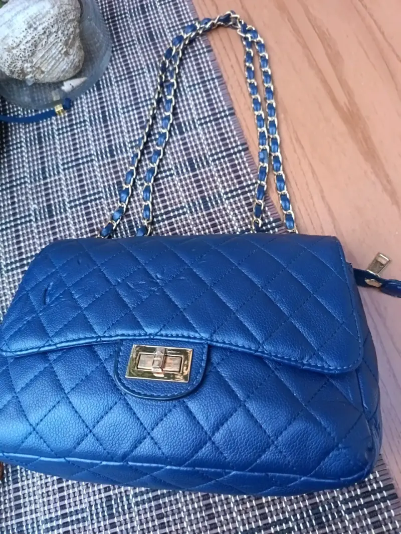 Cartera azul con cadena dorada - 1