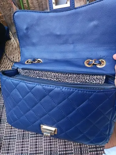 Cartera azul con cadena dorada - miniatura 2
