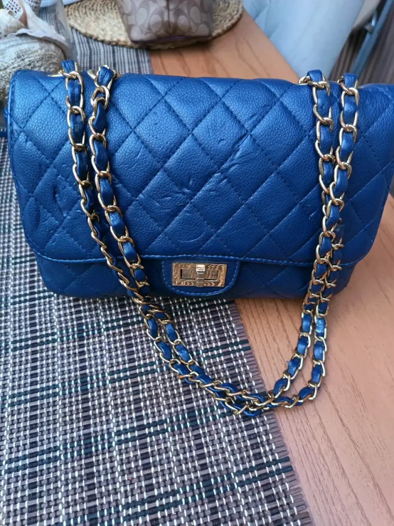 Cartera azul con cadena dorada - 3