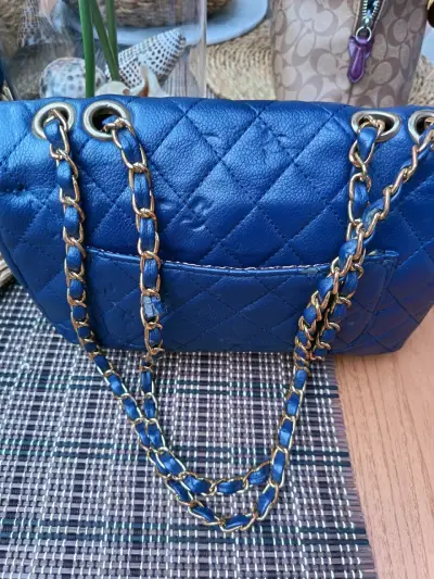 Cartera azul con cadena dorada - miniatura 4
