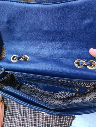 Cartera azul con cadena dorada - miniatura 5