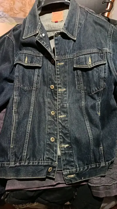 Chaqueta de mezclilla azul desgastada - miniatura 1