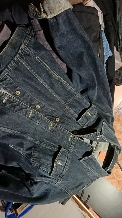 Chaqueta de mezclilla azul desgastada - miniatura 2
