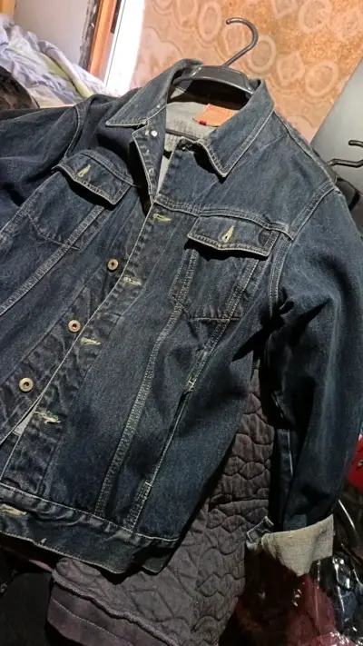 Chaqueta de mezclilla azul desgastada - miniatura 3