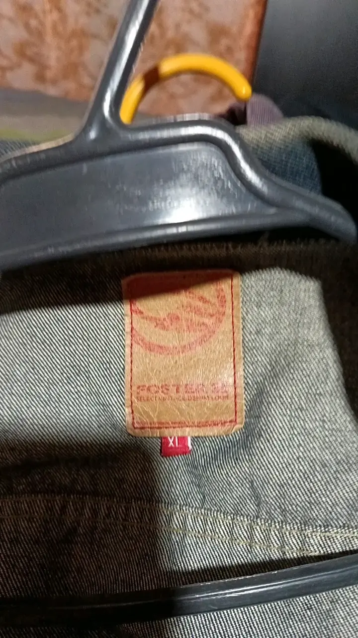 Chaqueta de mezclilla azul desgastada - 4