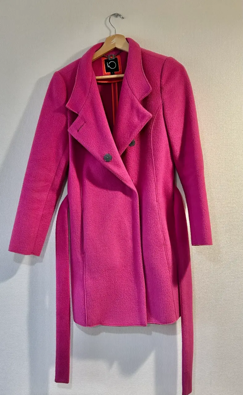 Abrigo fucsia elegante con cinturón