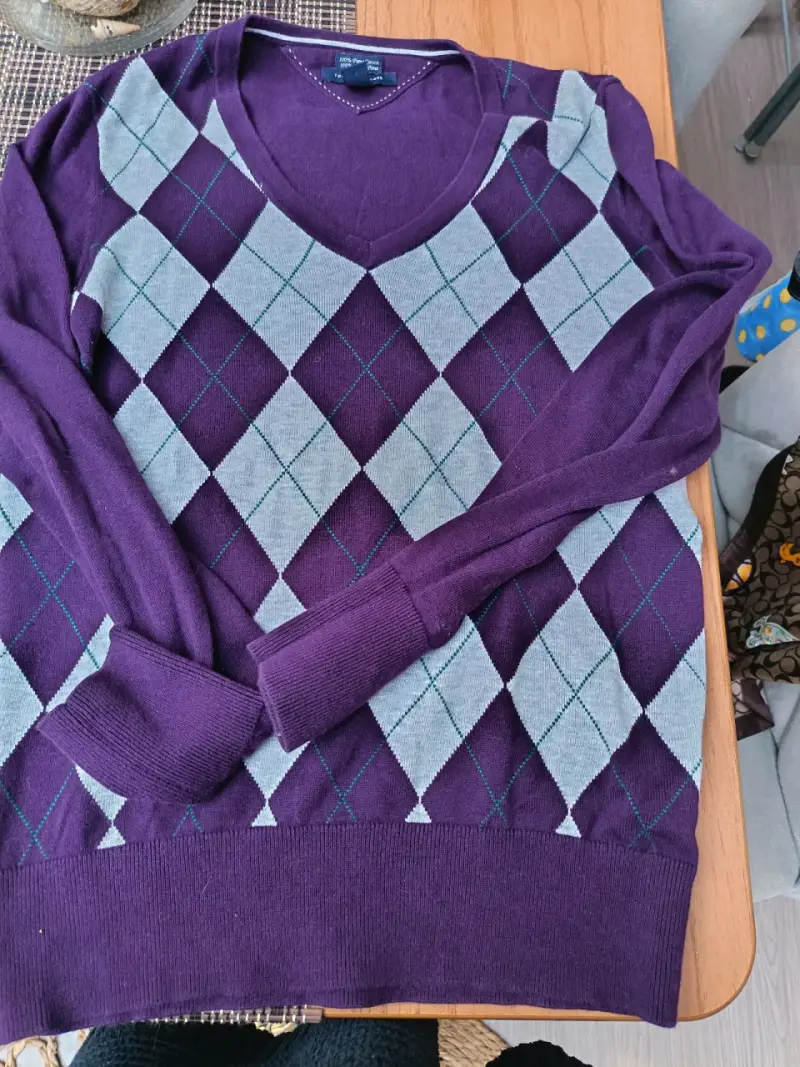 Suéter morado con diseño de rombos - 1
