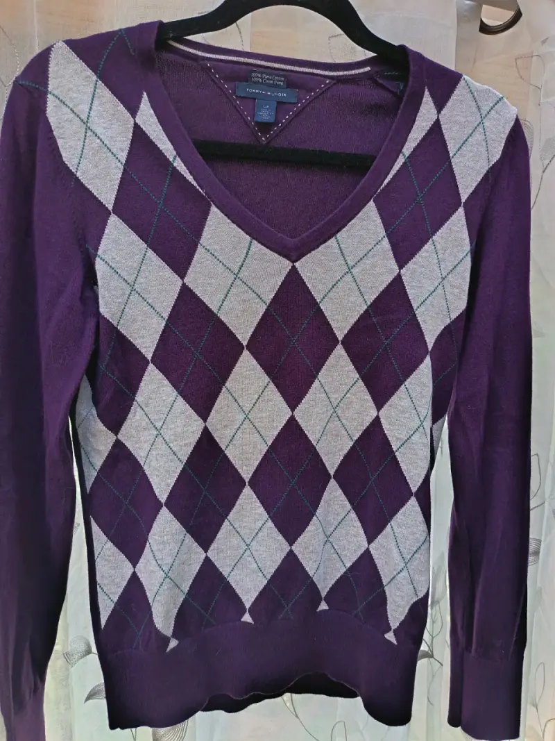 Suéter morado con diseño de rombos - 2