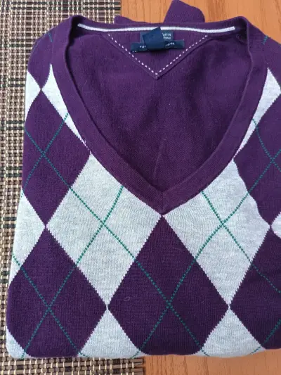 Suéter morado con diseño de rombos - miniatura 3