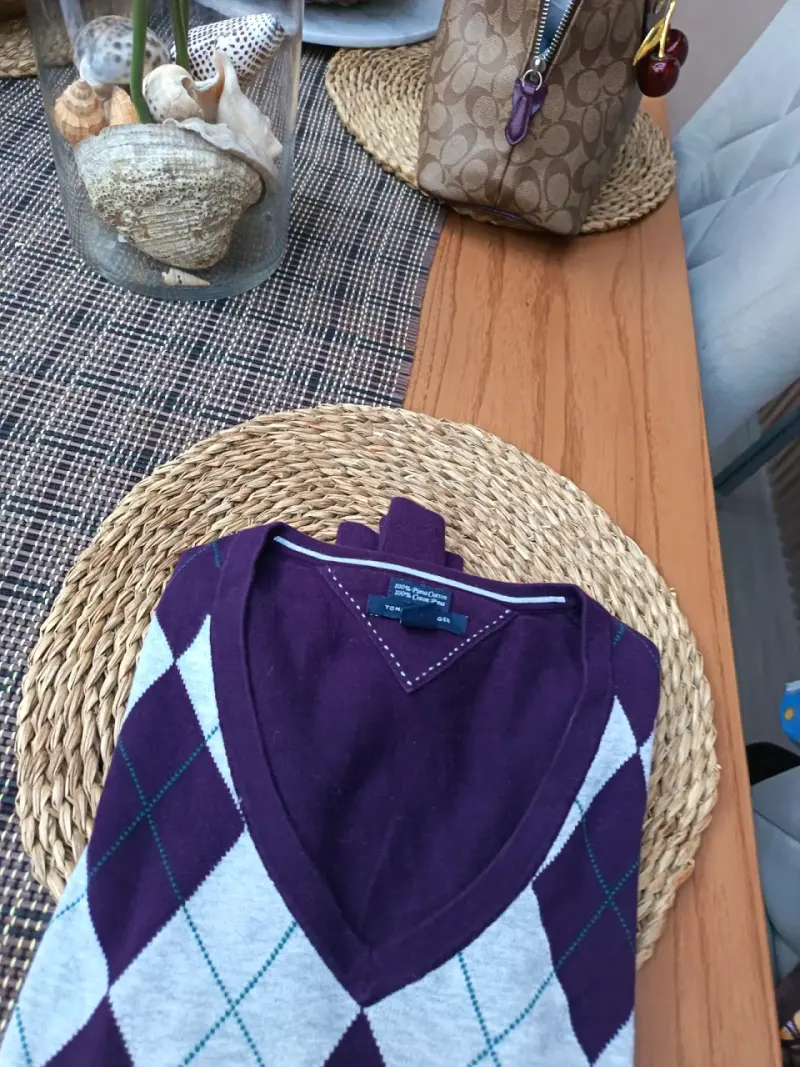 Suéter morado con diseño de rombos - 4