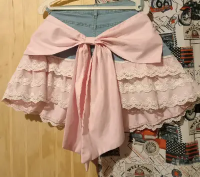 Falda corta de mezclilla con encaje rosa - miniatura 1
