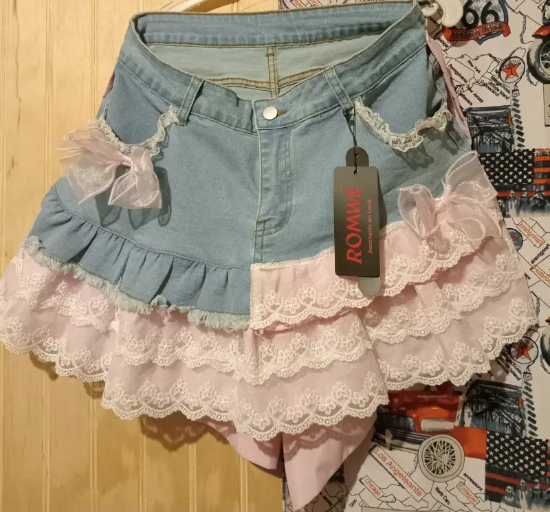 Falda corta de mezclilla con encaje rosa - 2