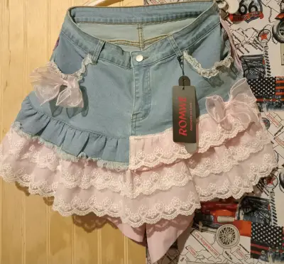 Falda corta de mezclilla con encaje rosa - miniatura 2