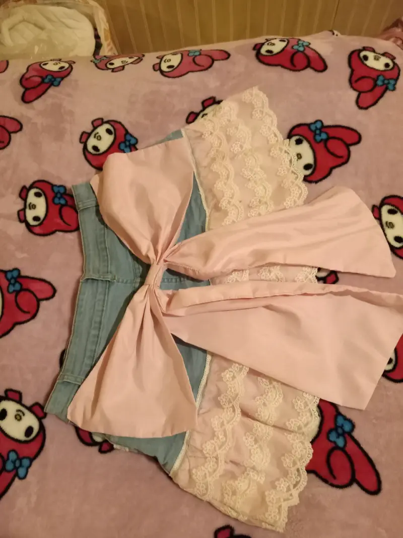 Falda corta de mezclilla con encaje rosa - 3