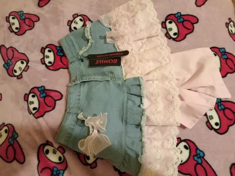 Falda corta de mezclilla con encaje rosa - 4